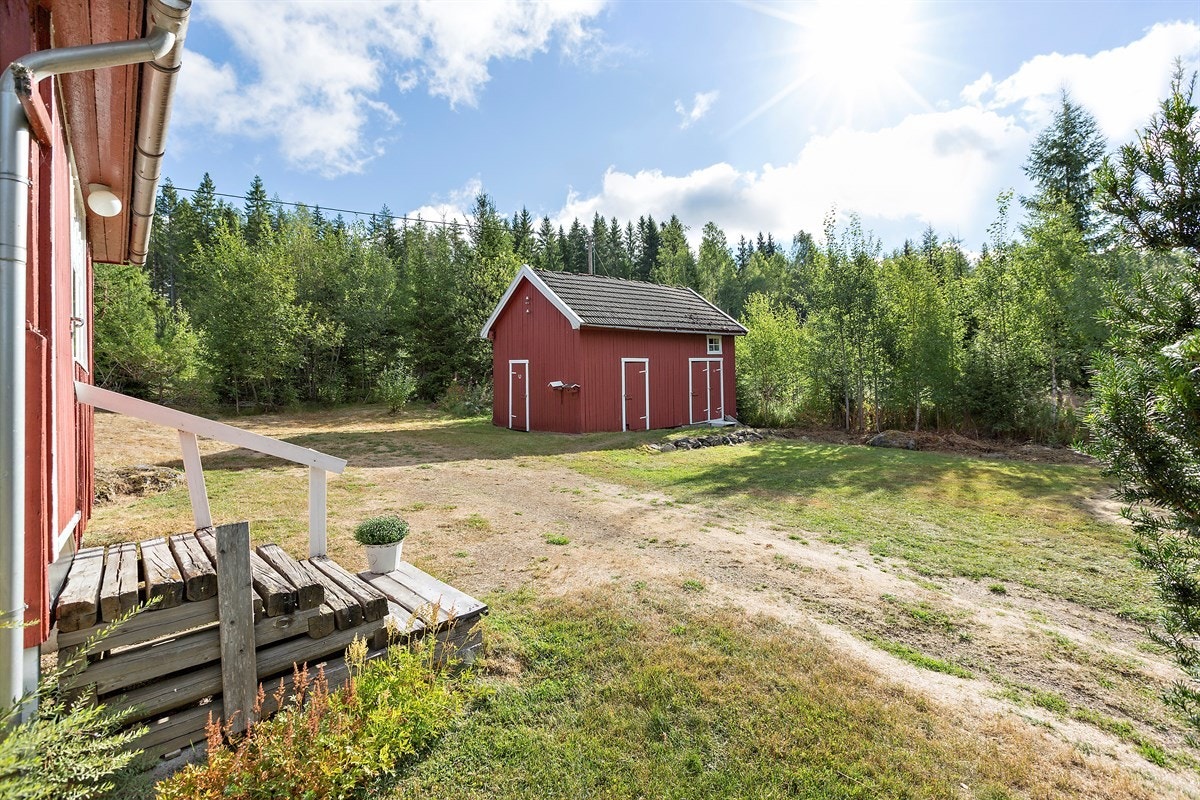 Eiendommen består av to bruksnummer som til sammen utgjør en tomt på godt over 1,1 mål. Galleribilde