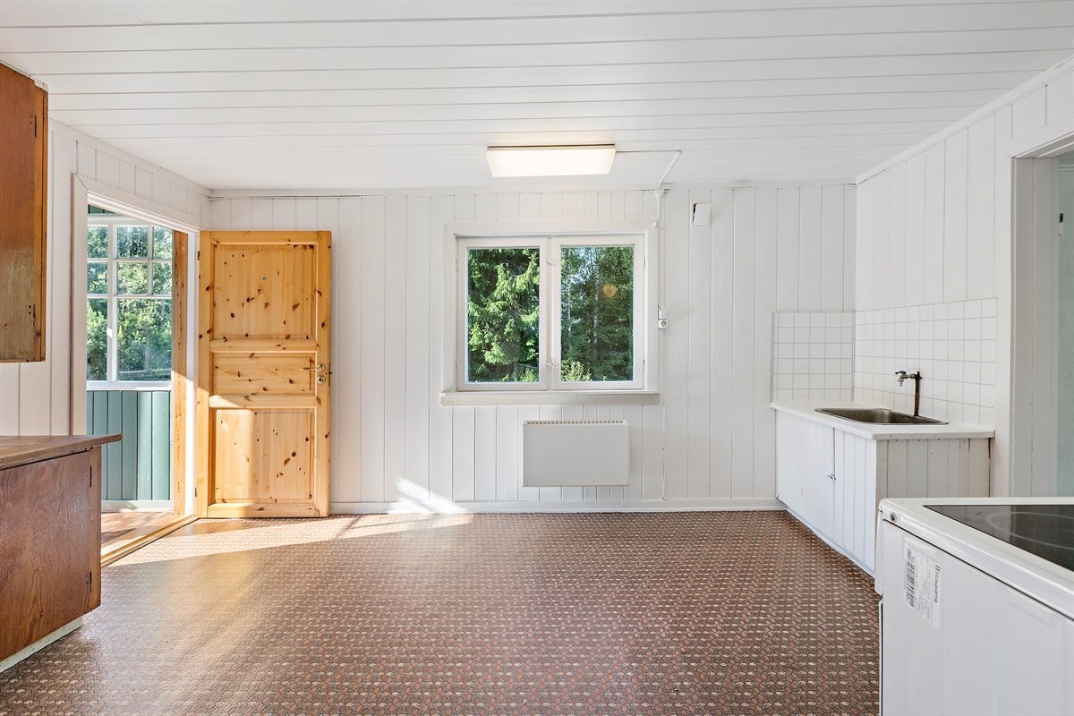 Fra vindfanget kommer du direkte inn i kjøkkenet. Galleribilde