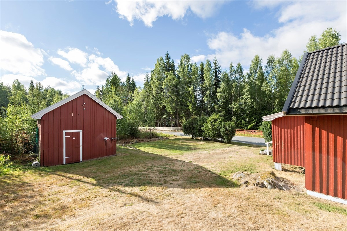På tomten er det et eldre, uisolert uthus som holder svært enkel standard. Galleribilde