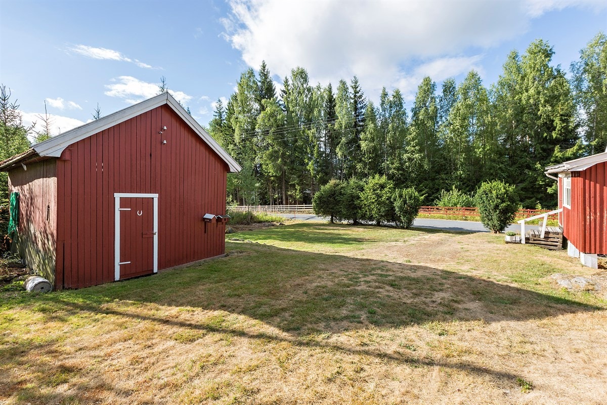Uthuset har tregulv, tre gangdører og inneholder to boder og en utedo. Galleribilde