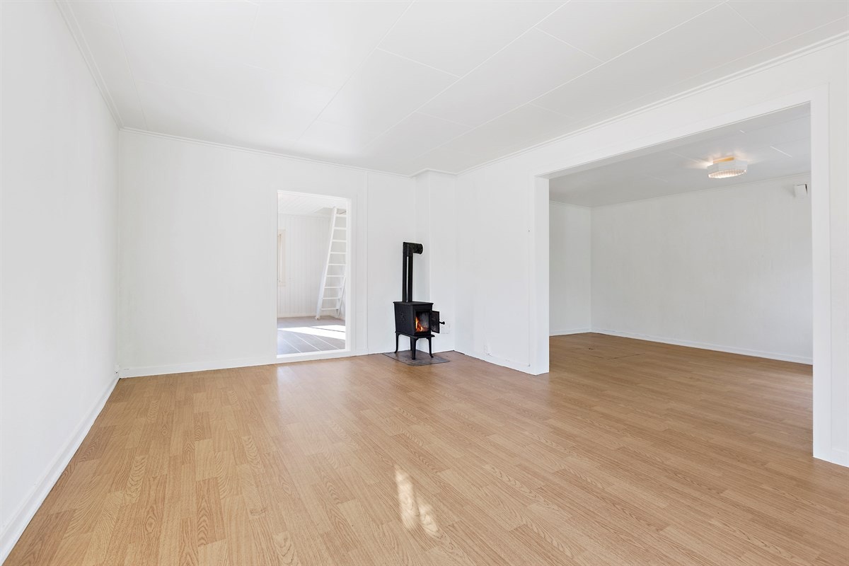 I den ene stuen er det også en trivelig vedovn. Galleribilde