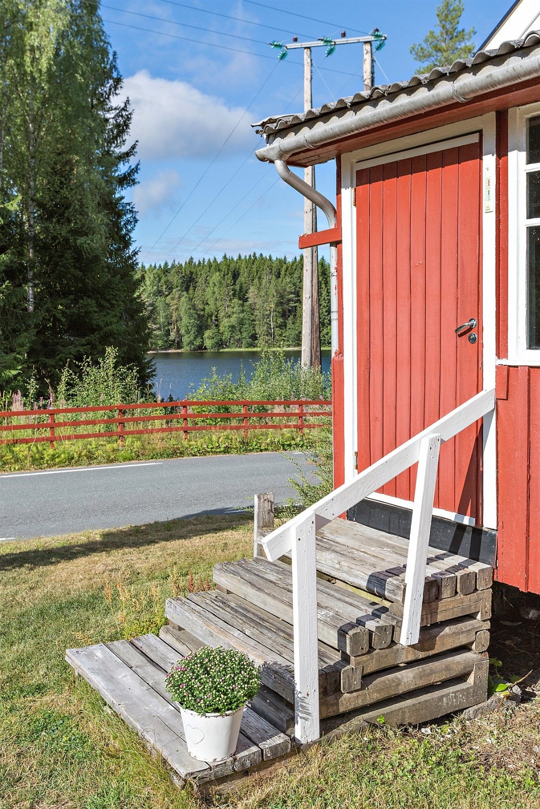 En liten trapp fører deg opp til inngangsdøren. Galleribilde