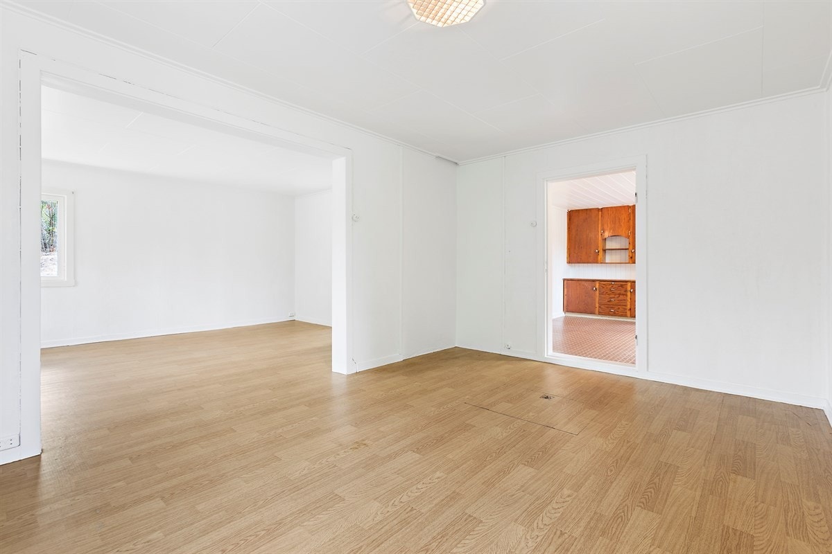 Boligen har to lyse stuer, henholdsvis dagligstue og spisestue. Galleribilde