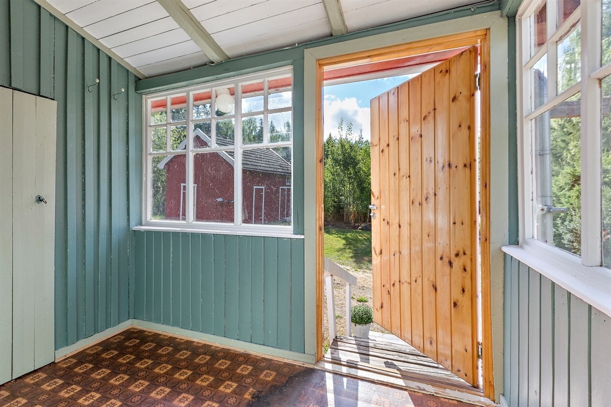 Vindfanget har vinylbelegg på gulv, grønnmalte vegger og godt med naturlig lys fra vindu ved siden av inngangsdøren. Rommet har også rikelig med lagringsplass i et plassbygd skap. Galleribilde