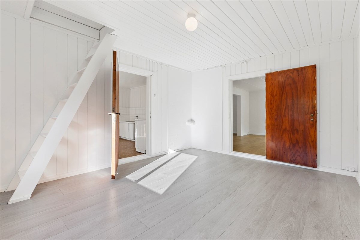 Det store soverommet er lyst og trivelig med laminat fra 2018 på gulv, hvitmalte vegger og rikelig med plass for dobbeltseng. Galleribilde