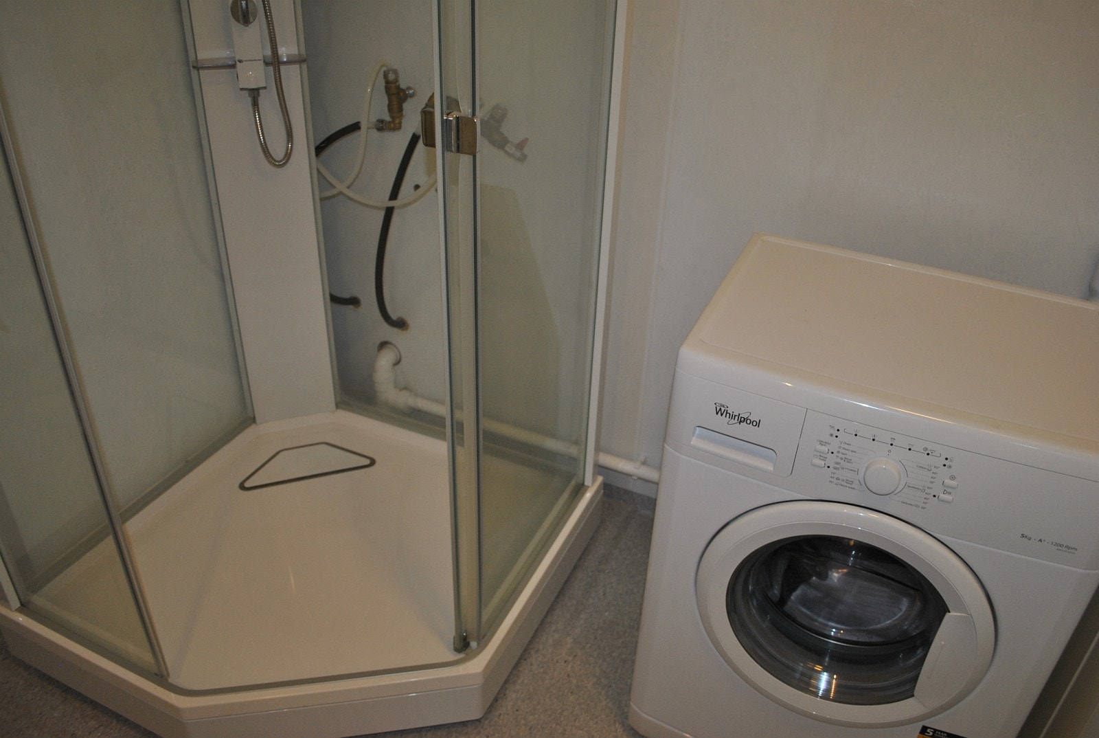 Bad med dusj og vaskemaskin Galleribilde