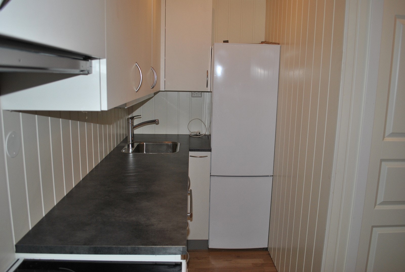 Kjøkken med kjøleskap Galleribilde