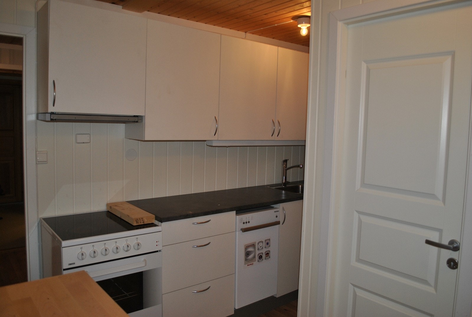 Kjøkken med oppvaskmaskin og komfyr Galleribilde