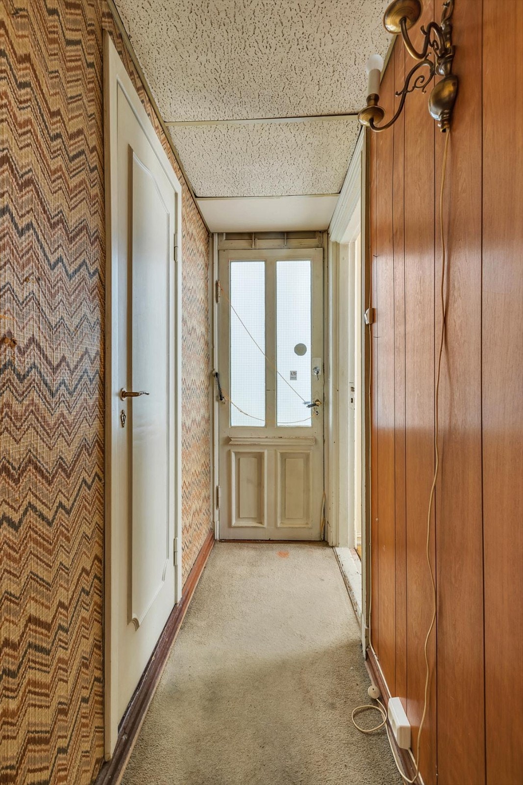 Mellomgang med dør inn til kjøkken, soverom 2 og bad og utgang til baktrapp med adkomst til loftsbod, kjellerbod og bod i baktrappen. Galleribilde