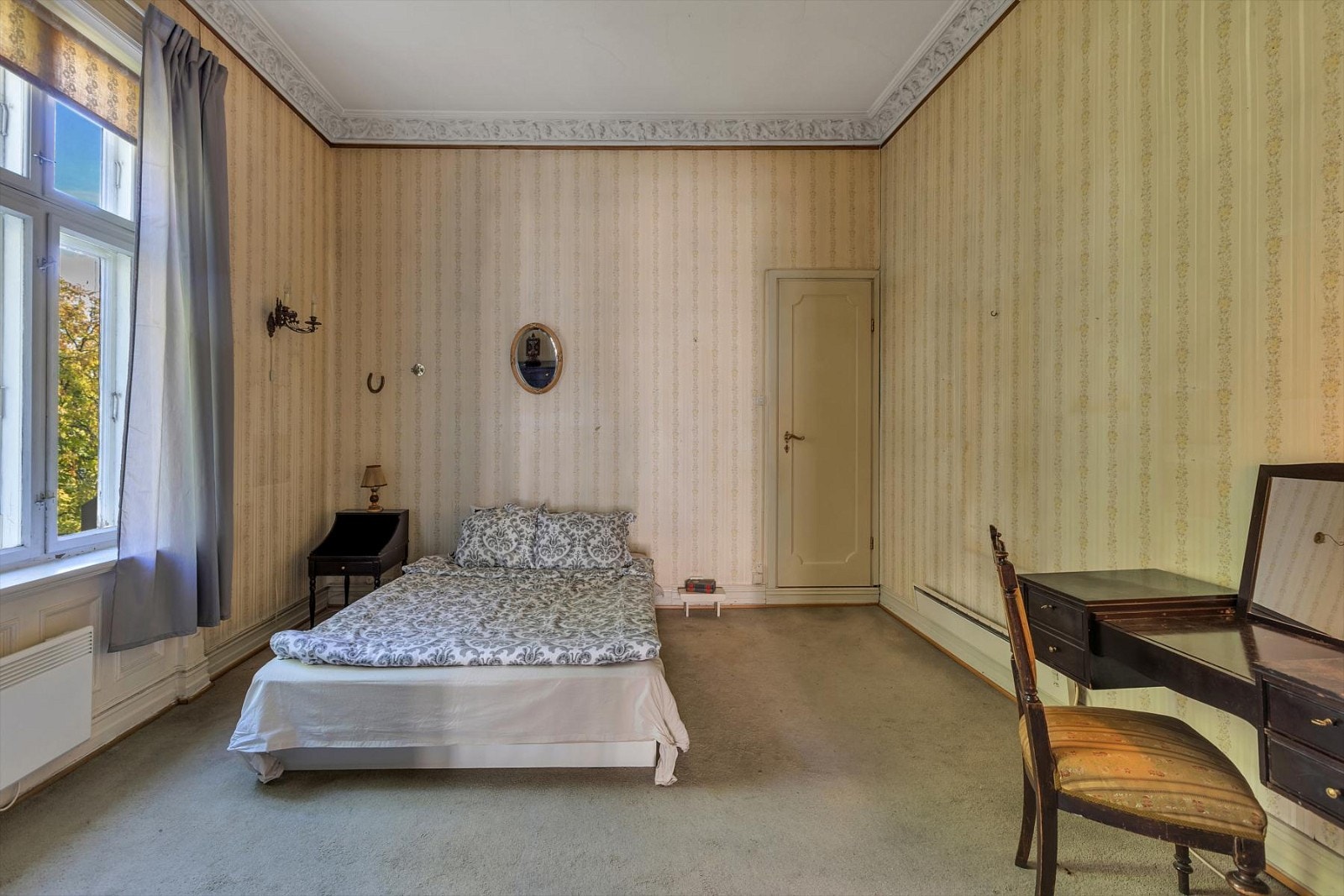 Dør inn til bad fra soverommet Galleribilde