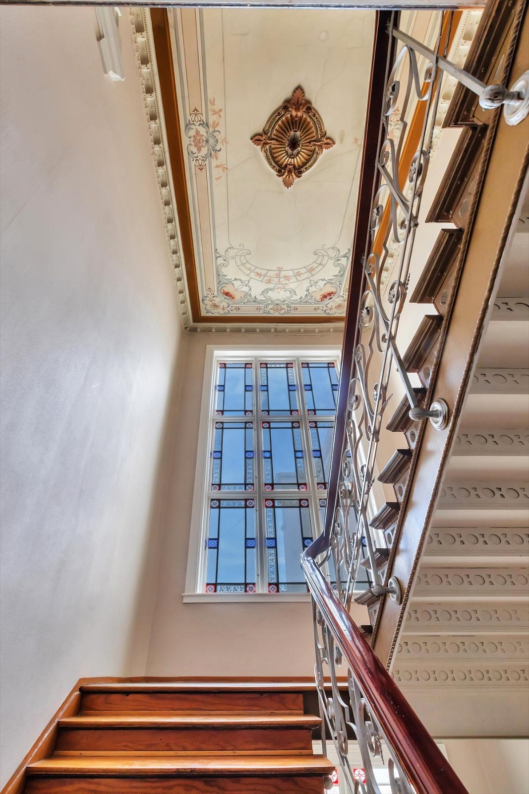 De store vinduene slipper inn godt med dagslys Galleribilde