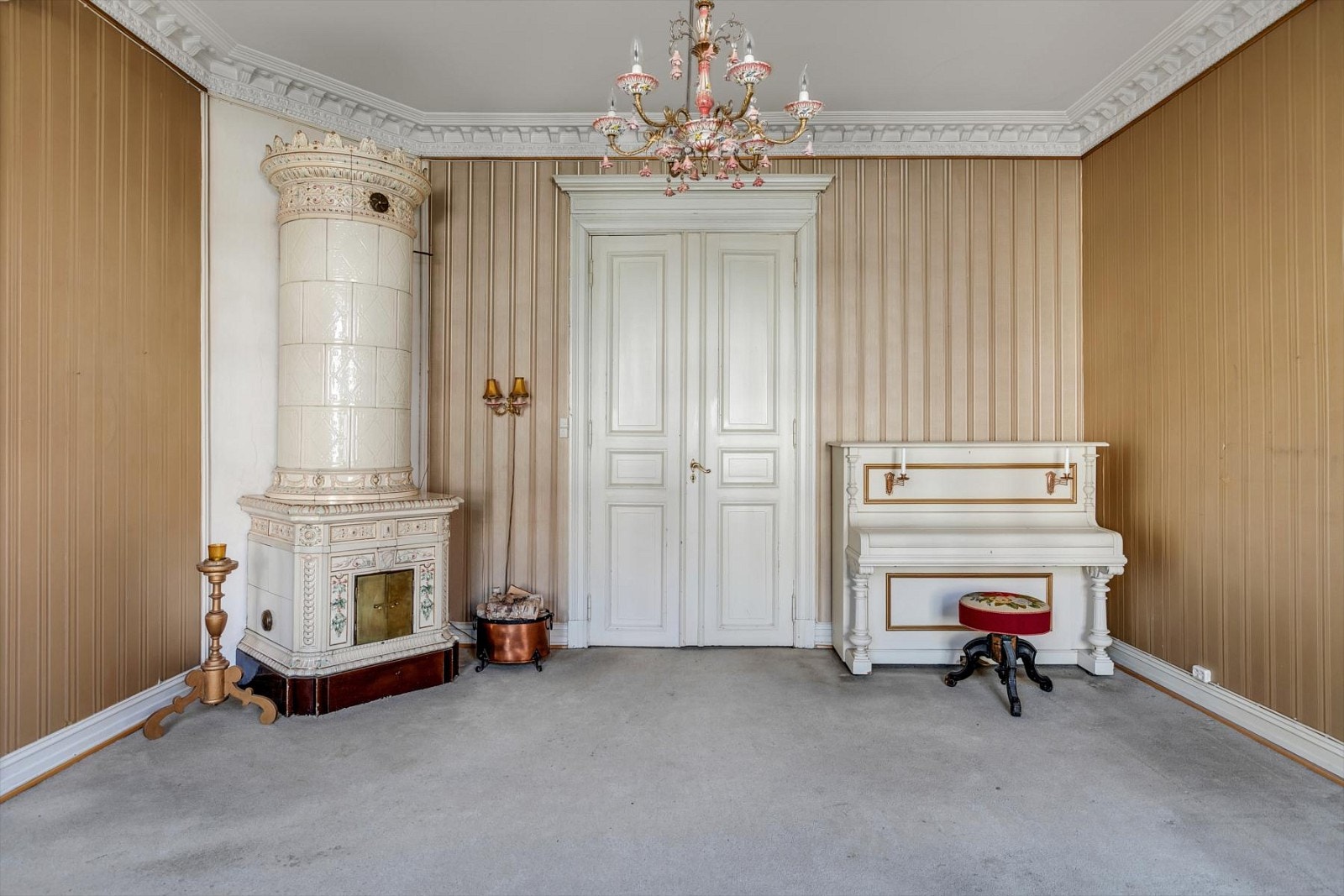 Hovedstuen har en flott kakkelovn og flotte rosetter og stukkaturer pryder nesten alle rom i leiligheten Galleribilde