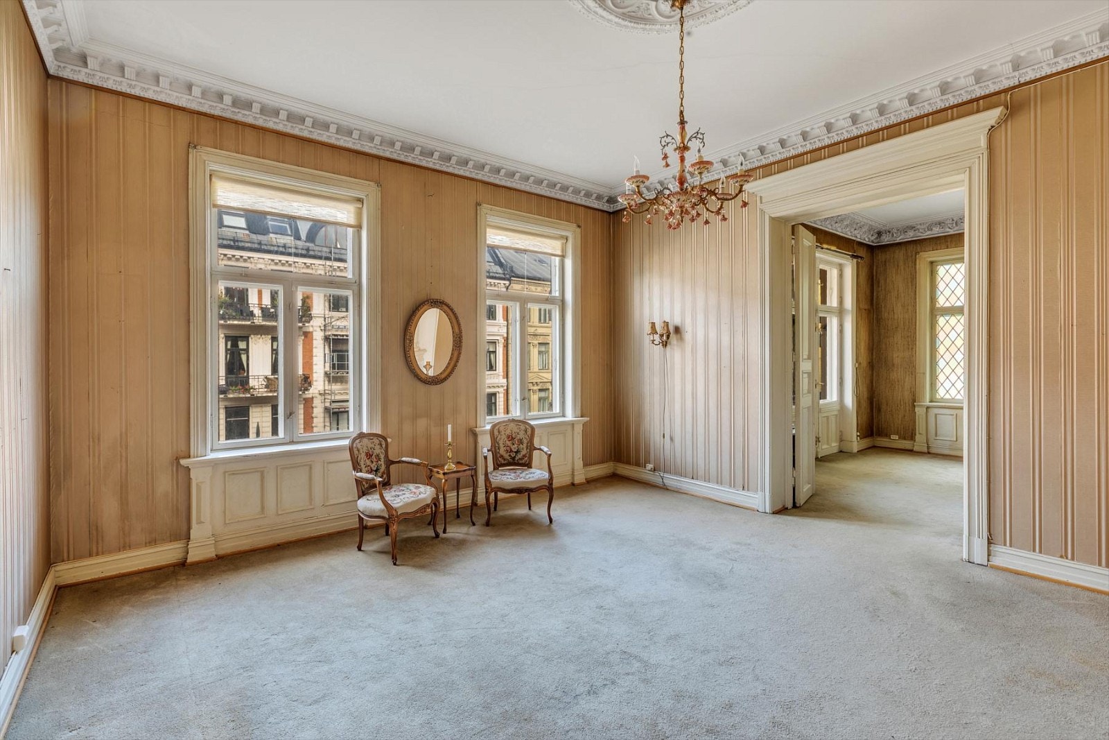 Rommene deles inn med vakre doble dører Galleribilde