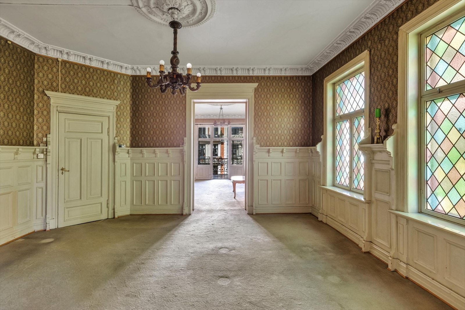 Spisestuen er det rommet i leiligheten som har flest originale og vakre detaljer. Dør ut til entré. Galleribilde