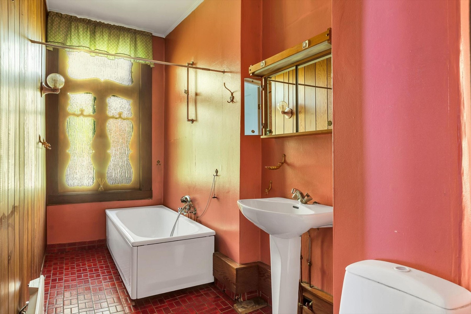 Det er dør inn til badet fra soverommet og mellomgang Galleribilde