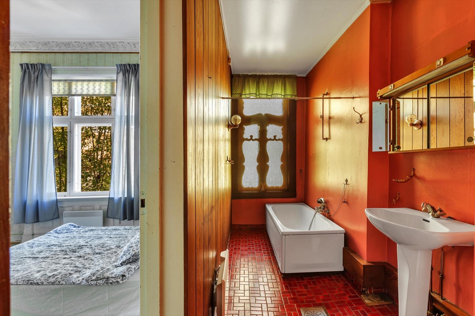 Et fargerikt bad med badekar Galleribilde