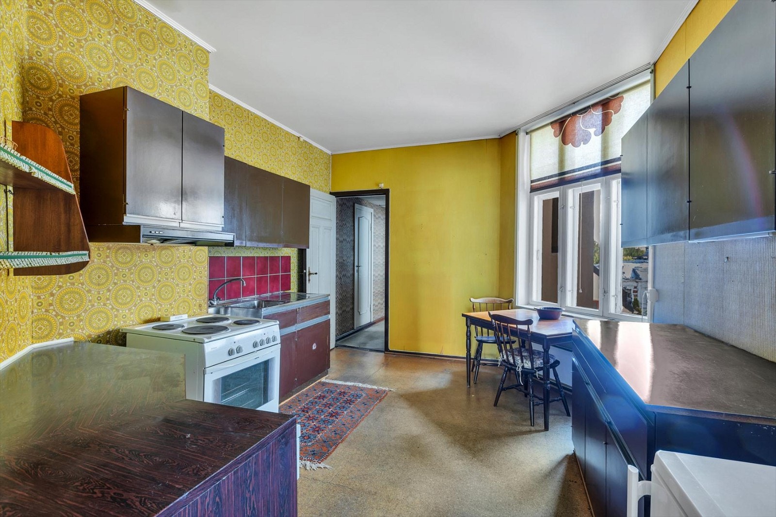 Stort kjøkken med utsikt mot bakgården Galleribilde