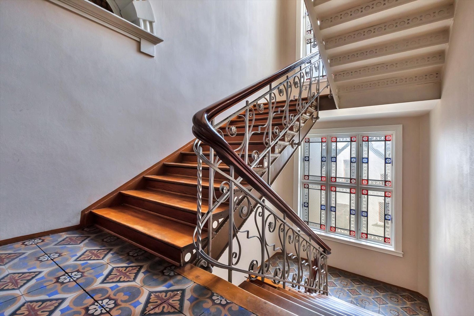 Oppgangen prydes av vakre mønstre og stukkatur Galleribilde