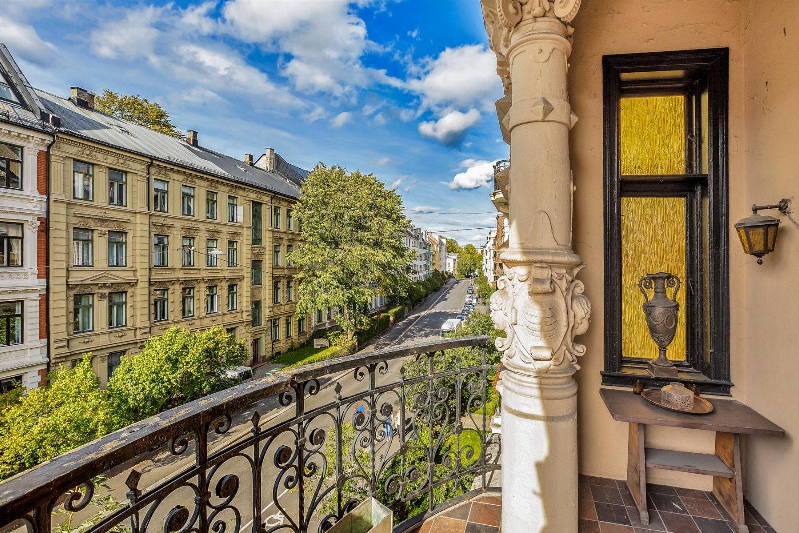 Vakre søyler på balkongen Galleribilde