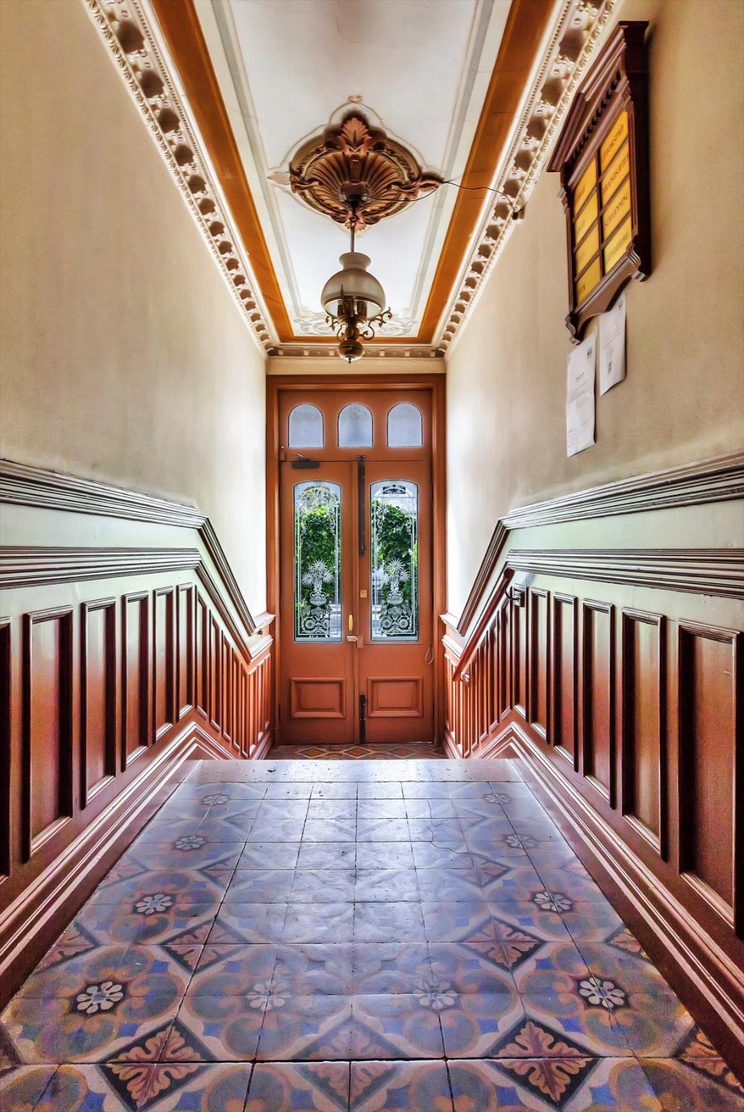 Meget representativ oppgang med flotte vinduer i farget glass og vakre detaljer Galleribilde