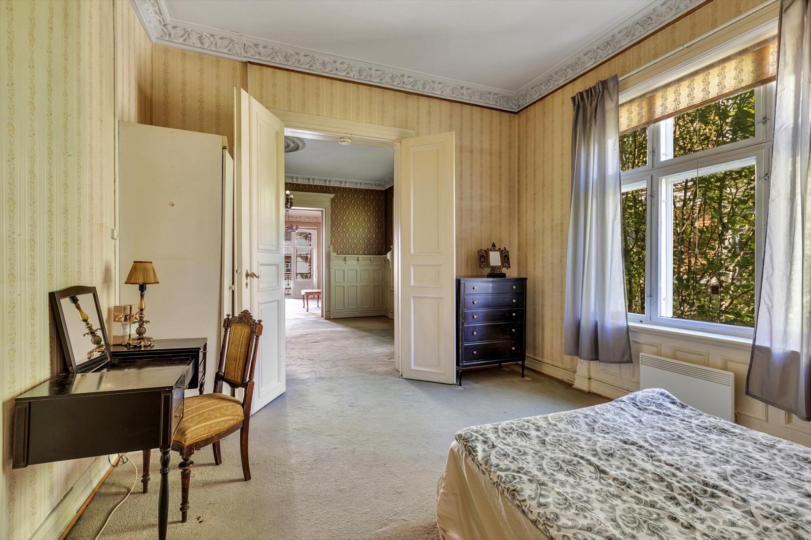 Et romslig soverom med garderobeskap Galleribilde