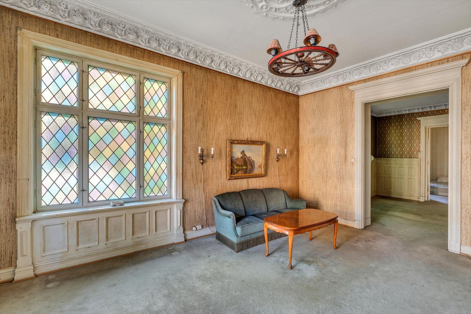 Flotte blyglassvinduer i stuen, gir rommet et fantastisk lys Galleribilde