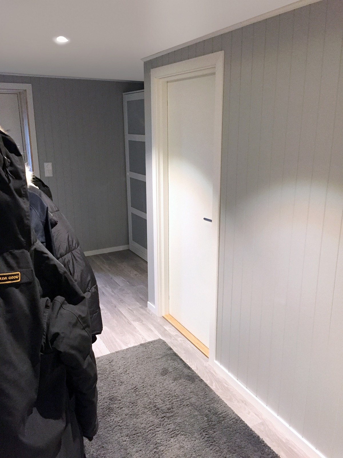 Romslig yttergang med stor bod Galleribilde