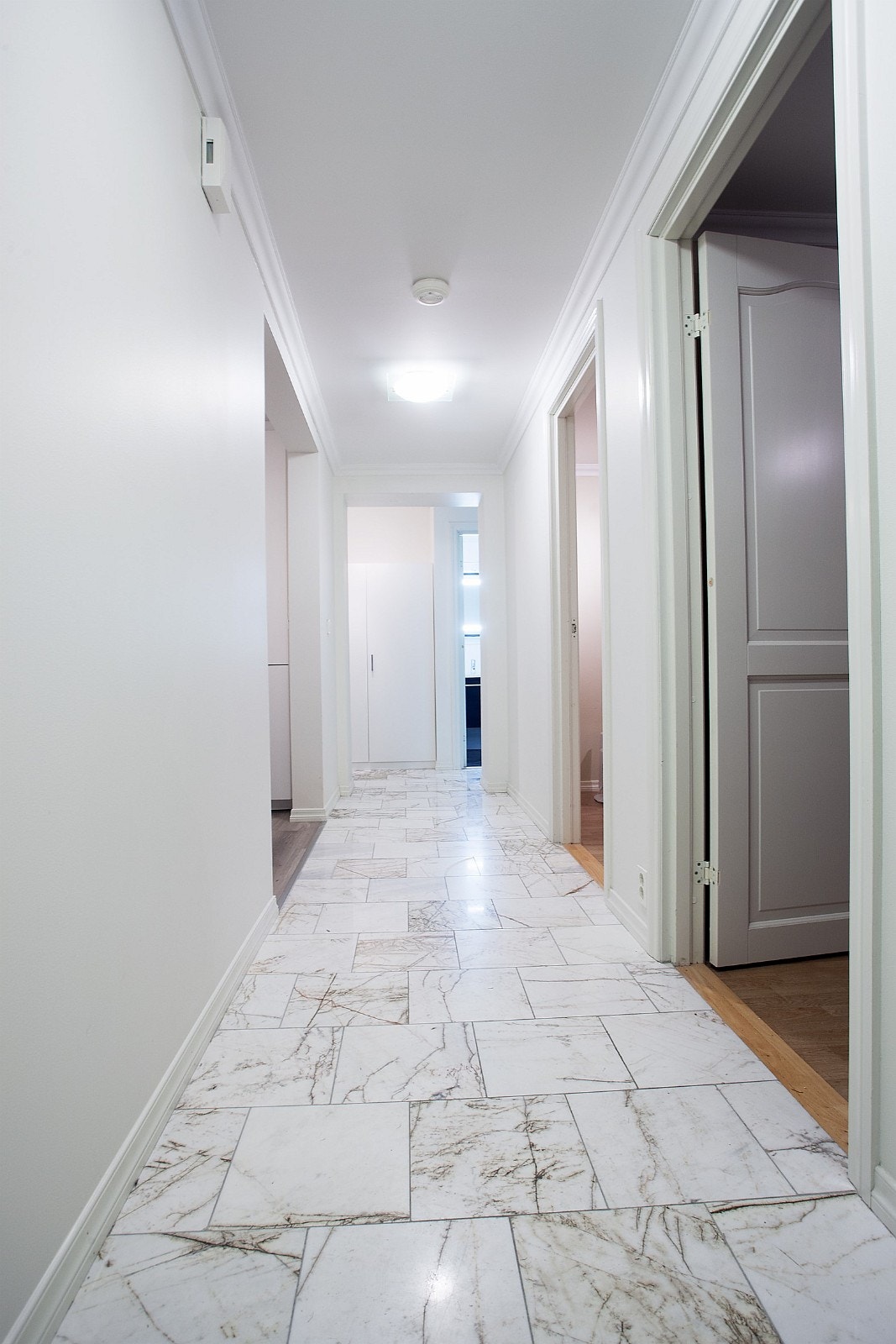 Marmor på gulvet i gangen med vannbåren varme Galleribilde