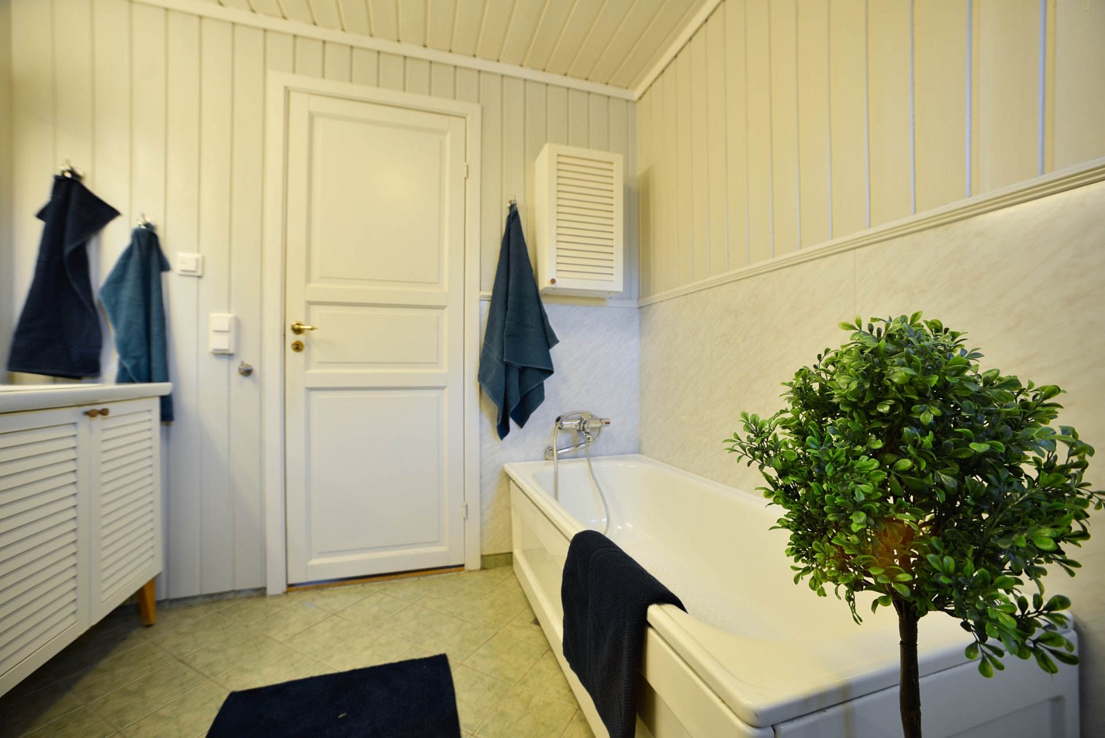 Badekar hovedbad. I tillegg dusjnisje og toalett. Det er to andre dusjbad med toalett i huset. Galleribilde