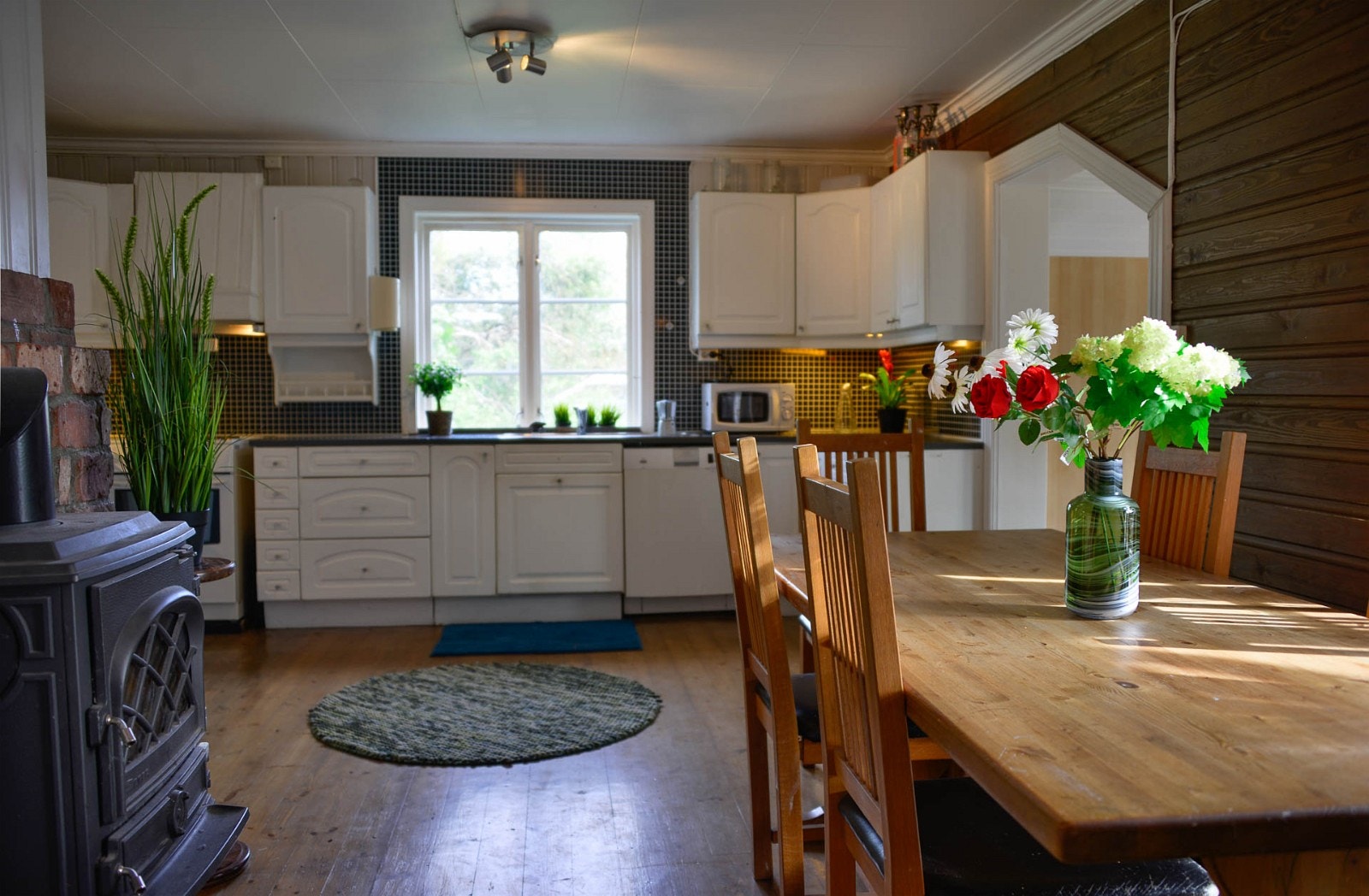 Stort spisekjøkken. Kjøkkenbenken er skiftet siden bildet ble tatt. Galleribilde