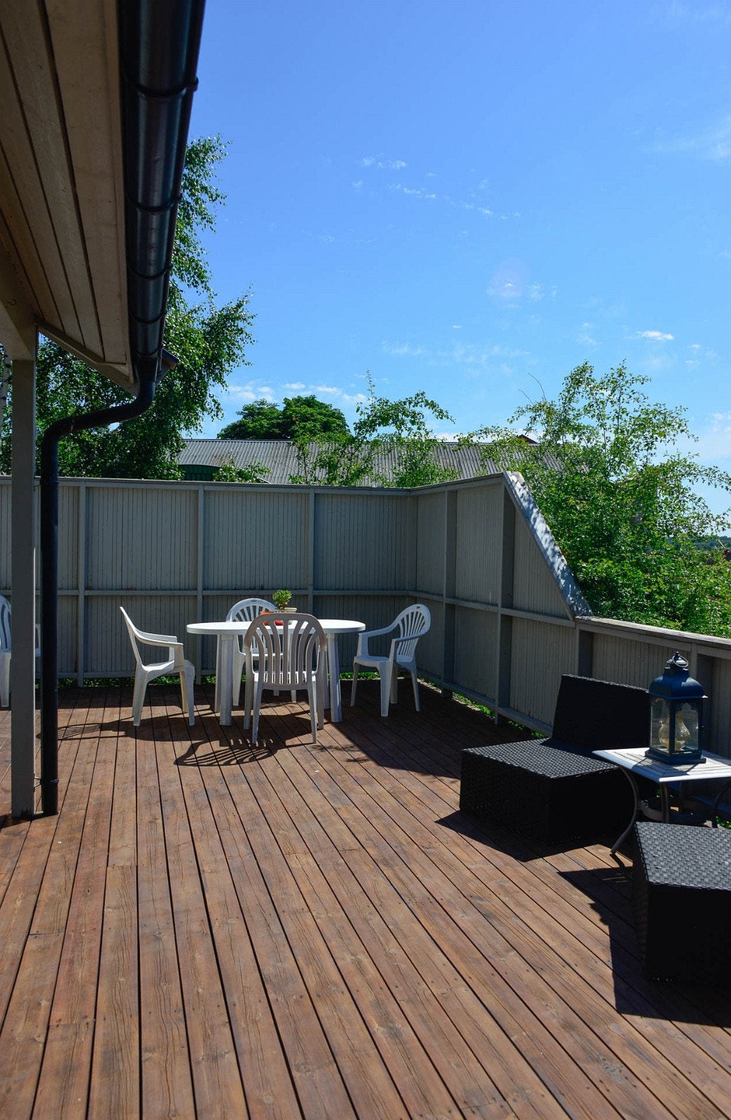 Solrik terrasse. Fint for grilling, og god vindskjerming. Trenger en vask og maling, noe som skal skje før studiestart. Galleribilde