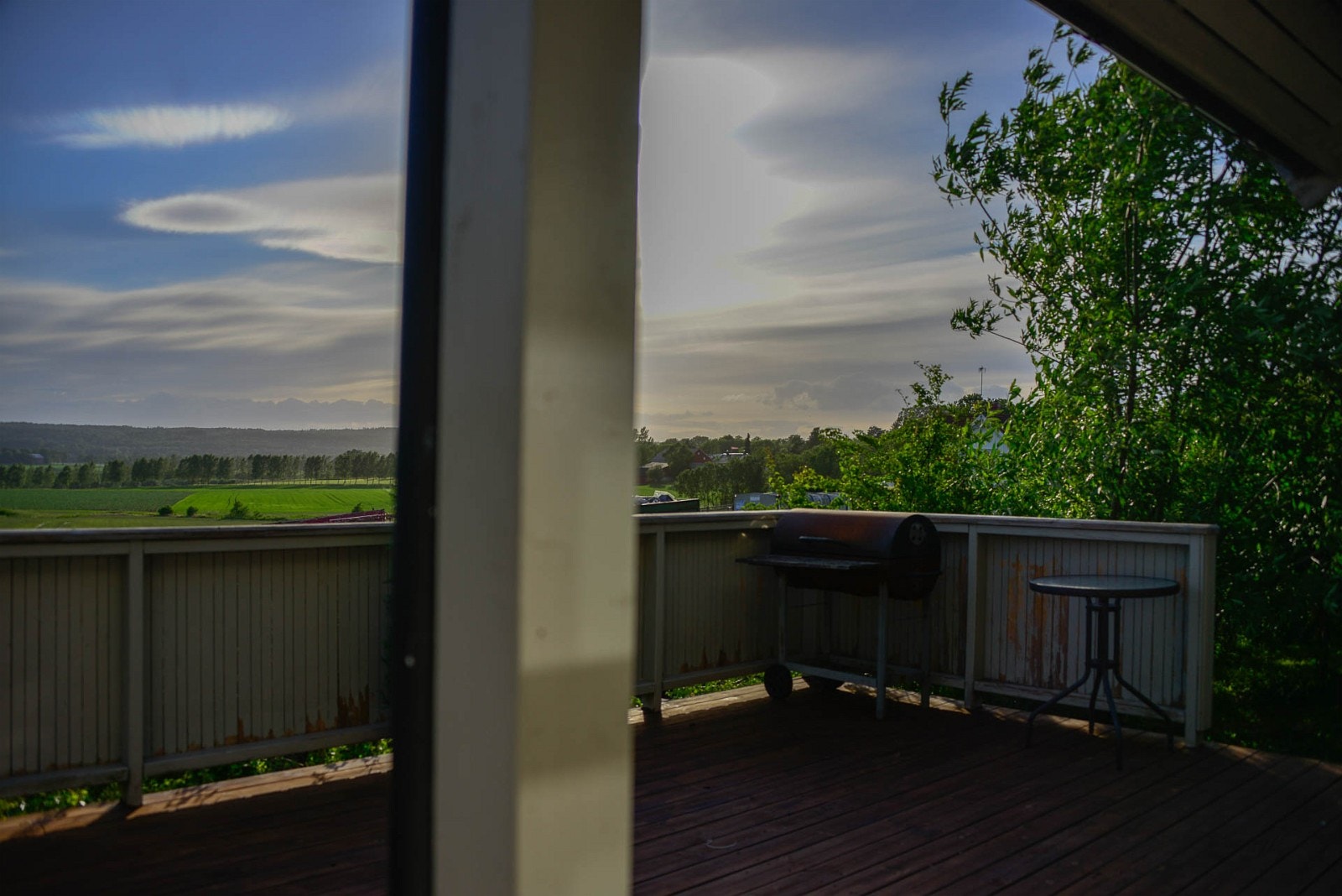 Fra terrassen med solen bak søylen. Galleribilde