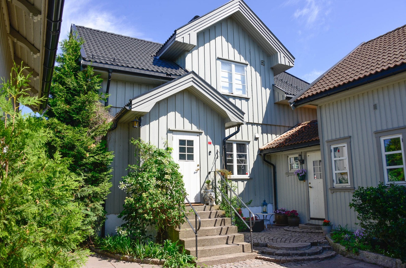 To innganger til huset. Hovedhuset til venstre, tilbygget til høyre. Mye boltreplass på fellesområder i form av stue, hage terrasser mm. Veldig hyggelig bofellesskap! Galleribilde