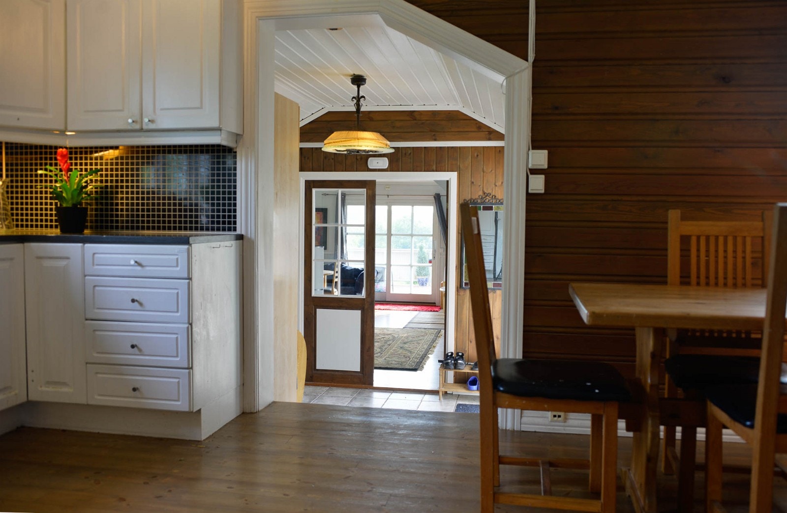 Trapp ned fra kjøkken til stuen Galleribilde