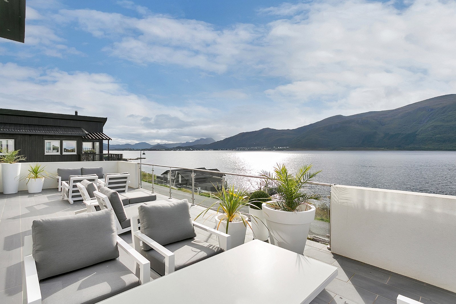 Stor flislagt verranda Galleribilde