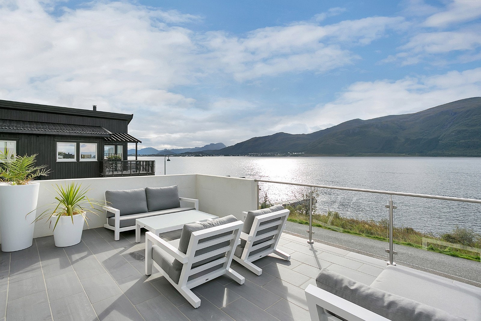 Flott beliggenhet nær sjø - stor flislagt verranda Galleribilde