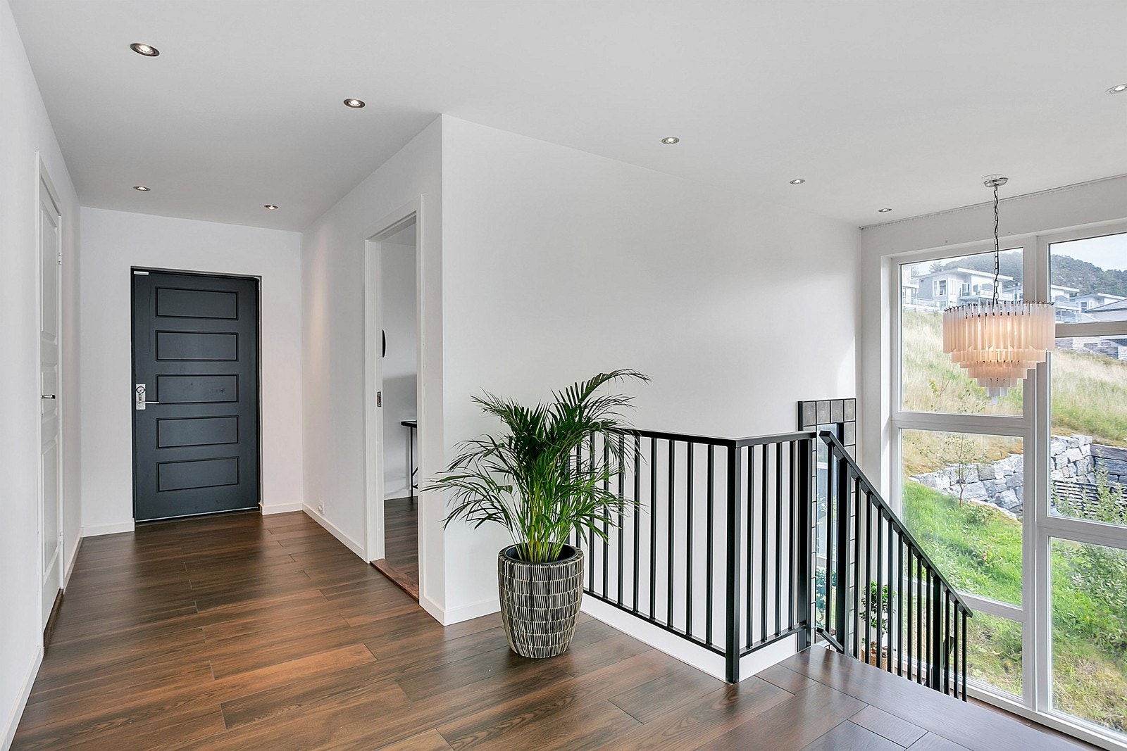 Gang/trapperom 3.etasje - dør ut til baksiden av huset med platting Galleribilde