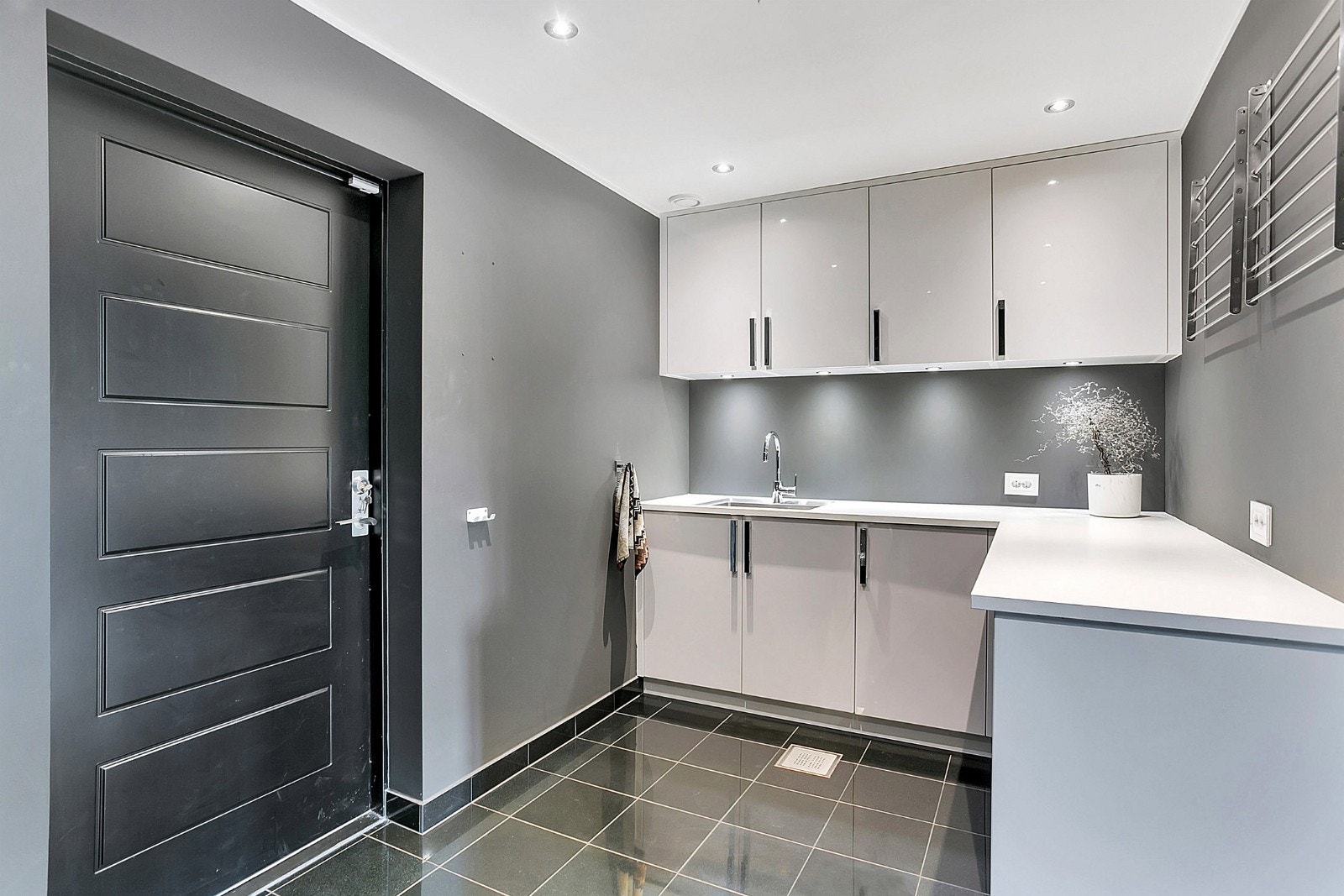 Stort vaskerom med mye skapplass Galleribilde