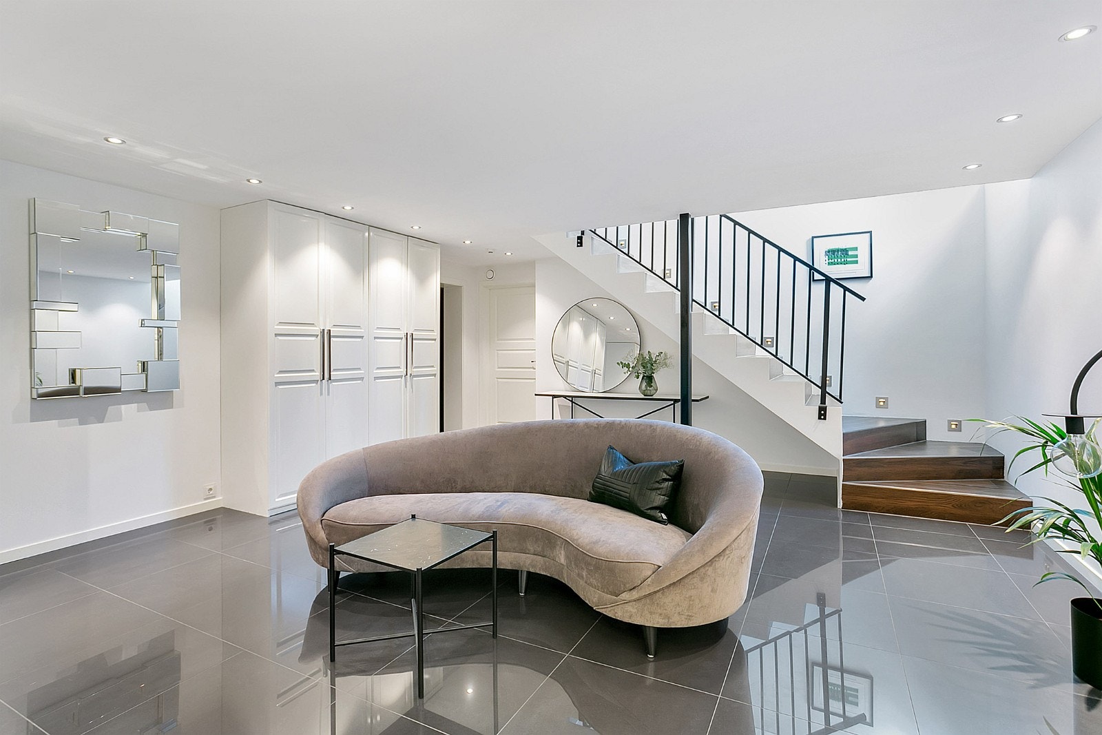 Stor hall med masse skapplass, flislagt med varme i gulv Galleribilde