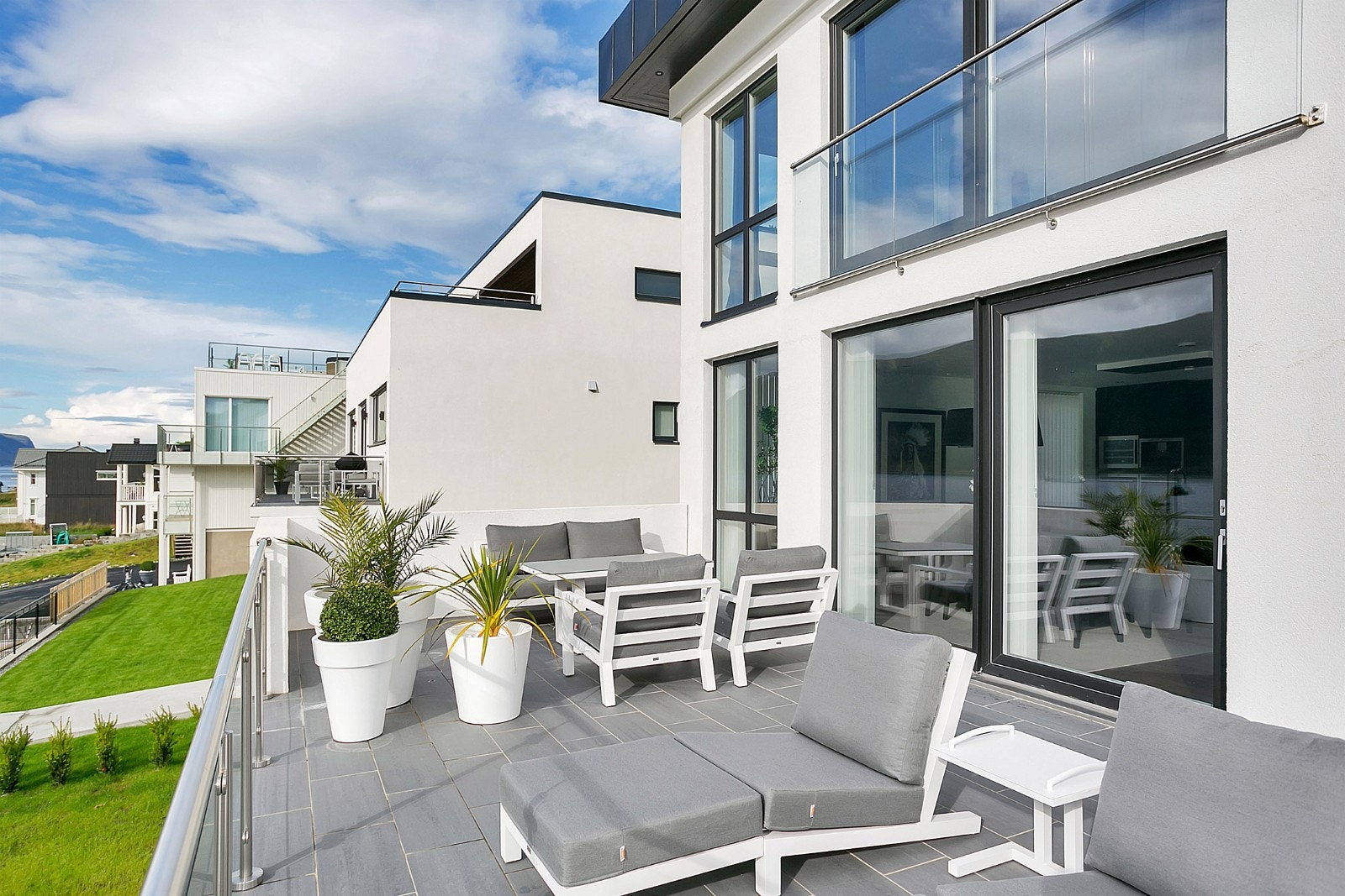 Stor flislagt verranda Galleribilde