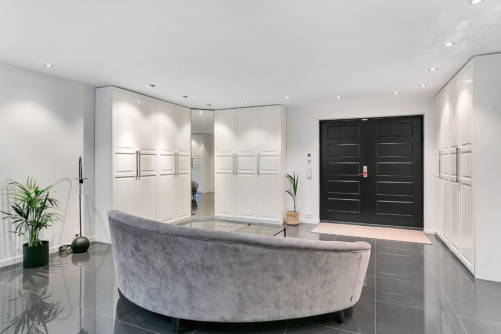 Stor hall med masse skapplass, flislagt med varme i gulv Galleribilde