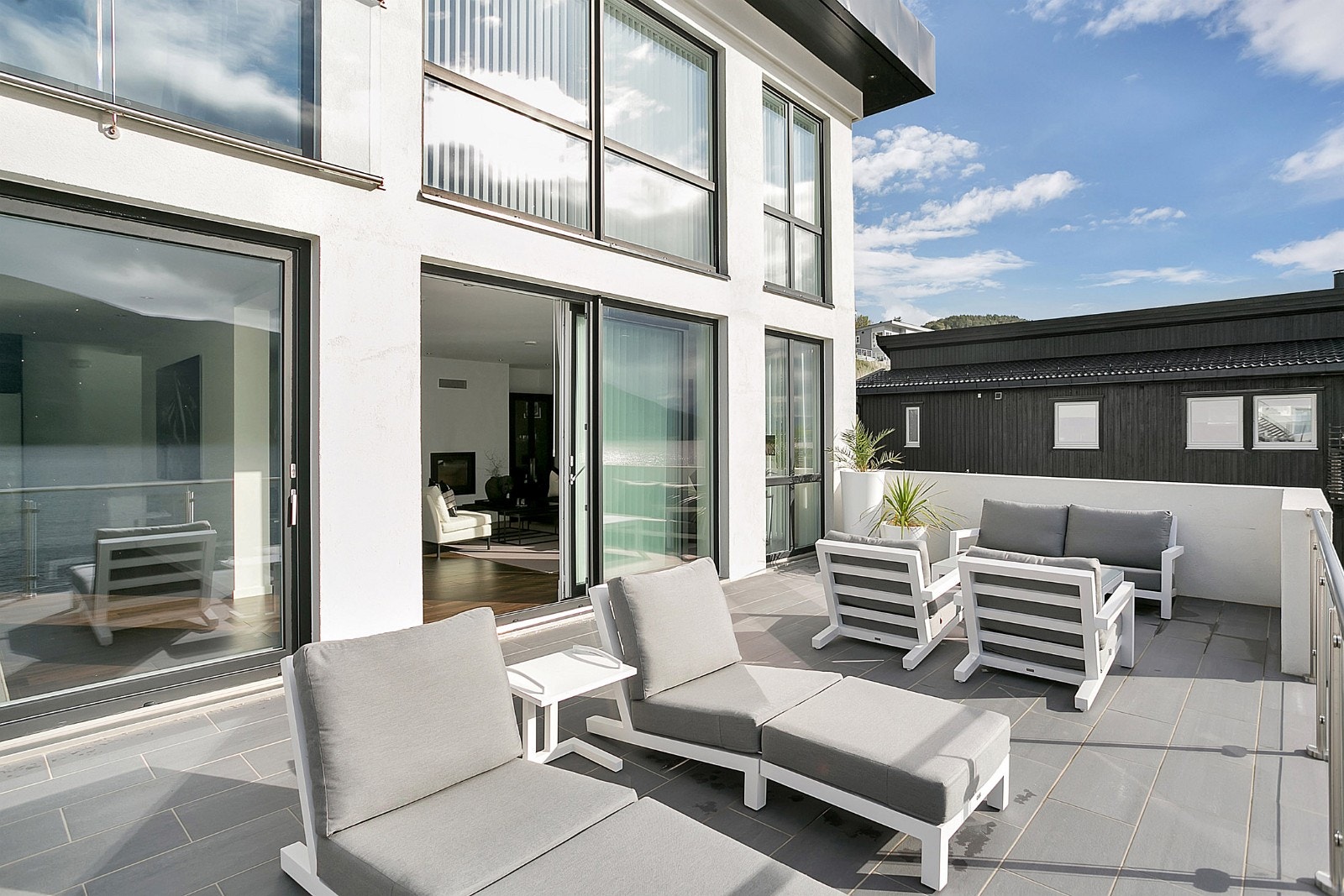 Stor flislagt verranda Galleribilde