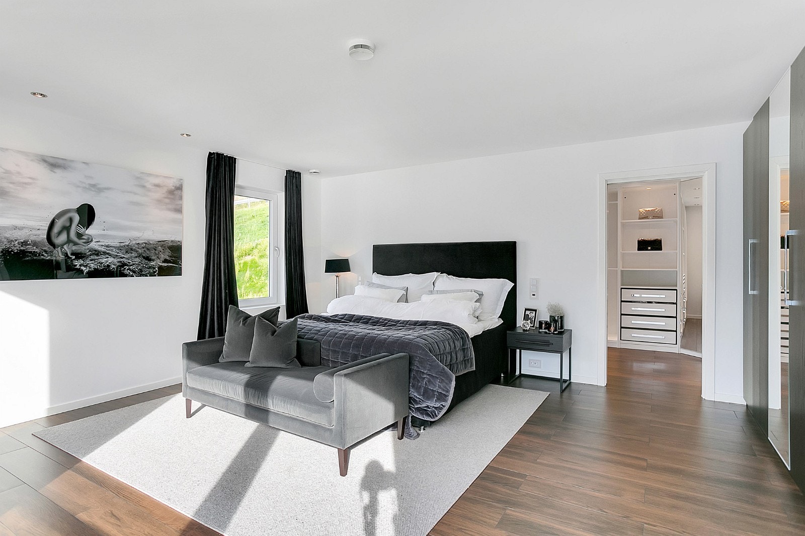 Stort hovedsoverom med walk-in-closet Galleribilde