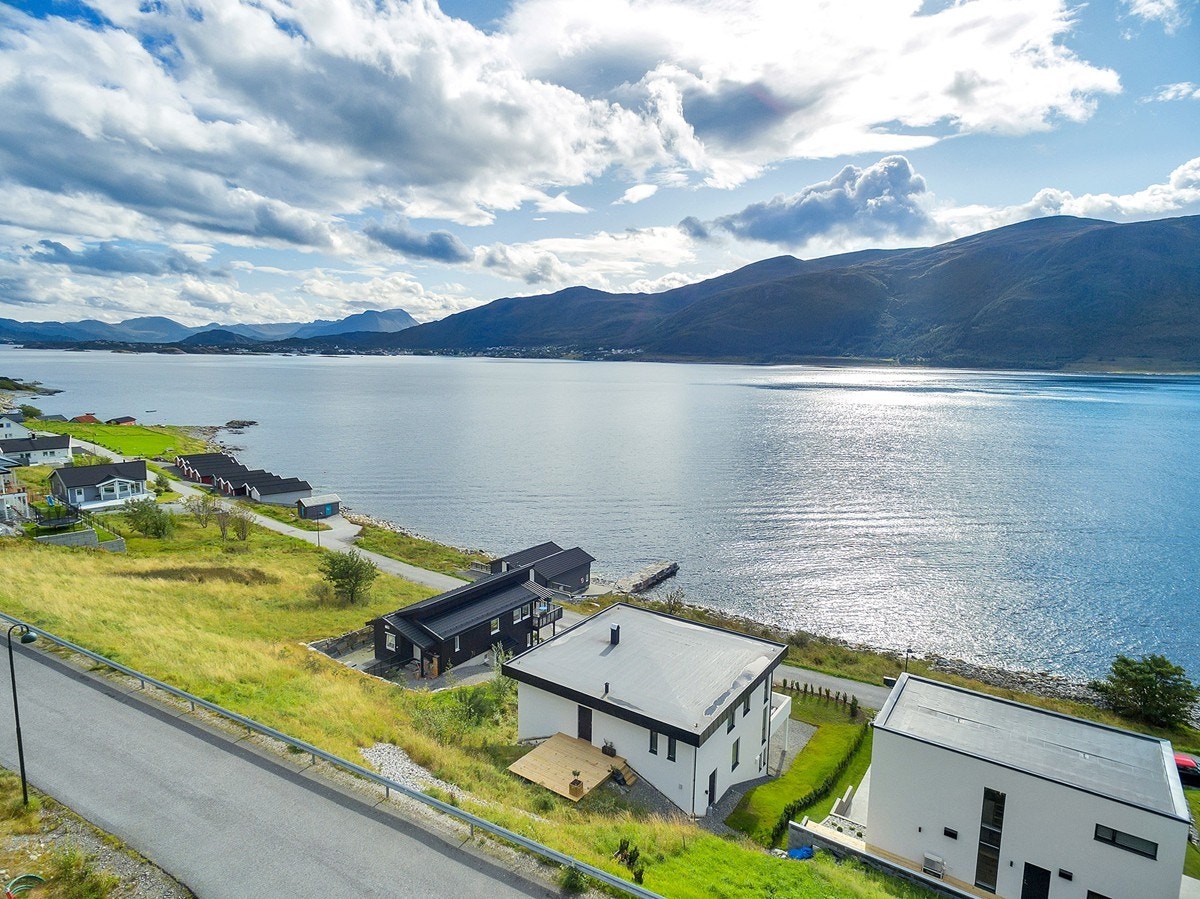 Flott utsikt mot fjord og fjell Galleribilde