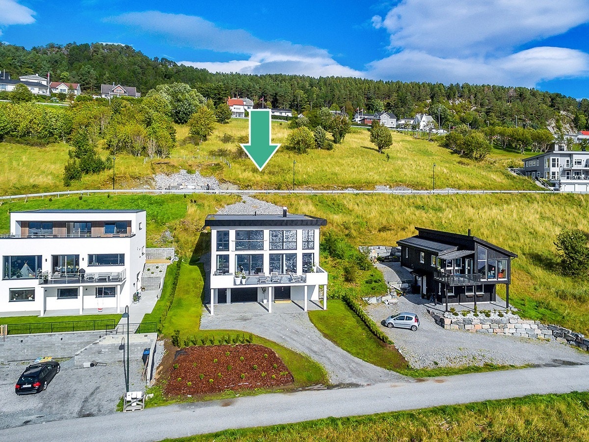 Boligen ligger fint til ved sjøen syd på Hessa Galleribilde