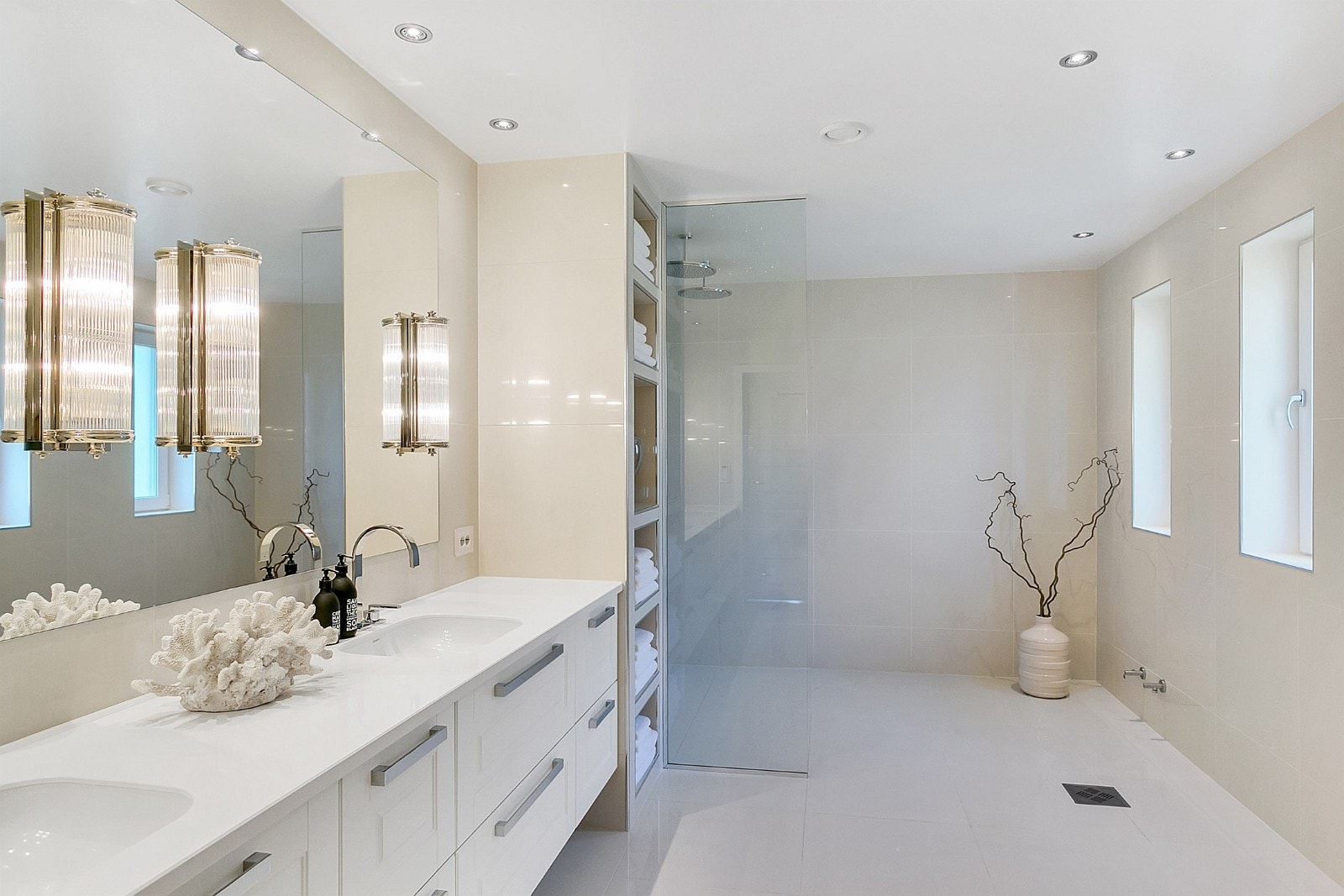 Stort og delikat bad i 3.etasje - dobbel dusj og dobbel servant - stilige og praktiske innfelte hyller Galleribilde