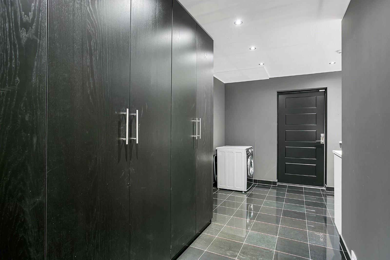 Stort vaskerom med mye skapplass Galleribilde