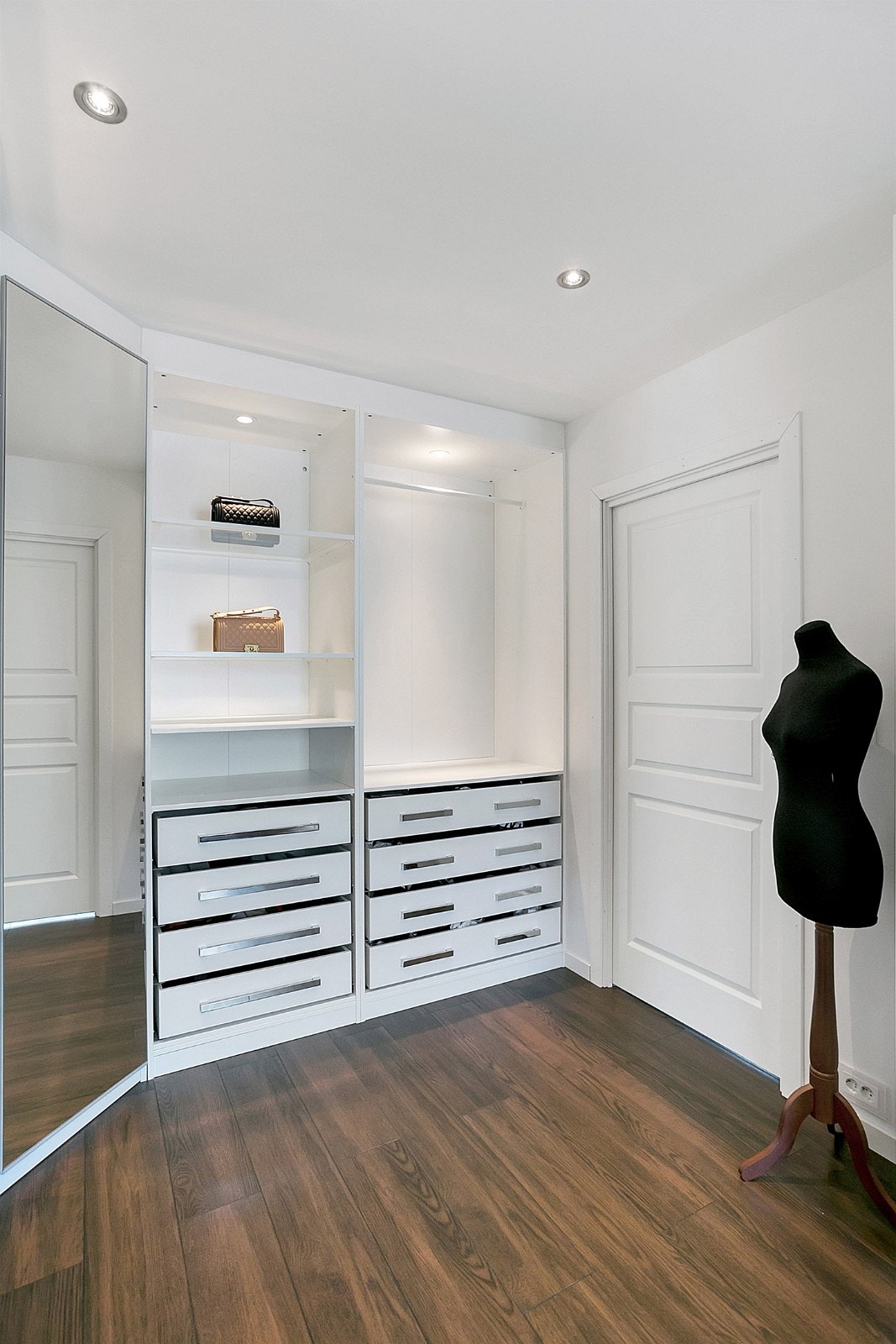 Walk-in-garderobe tilknyttet hovedsoverom Galleribilde