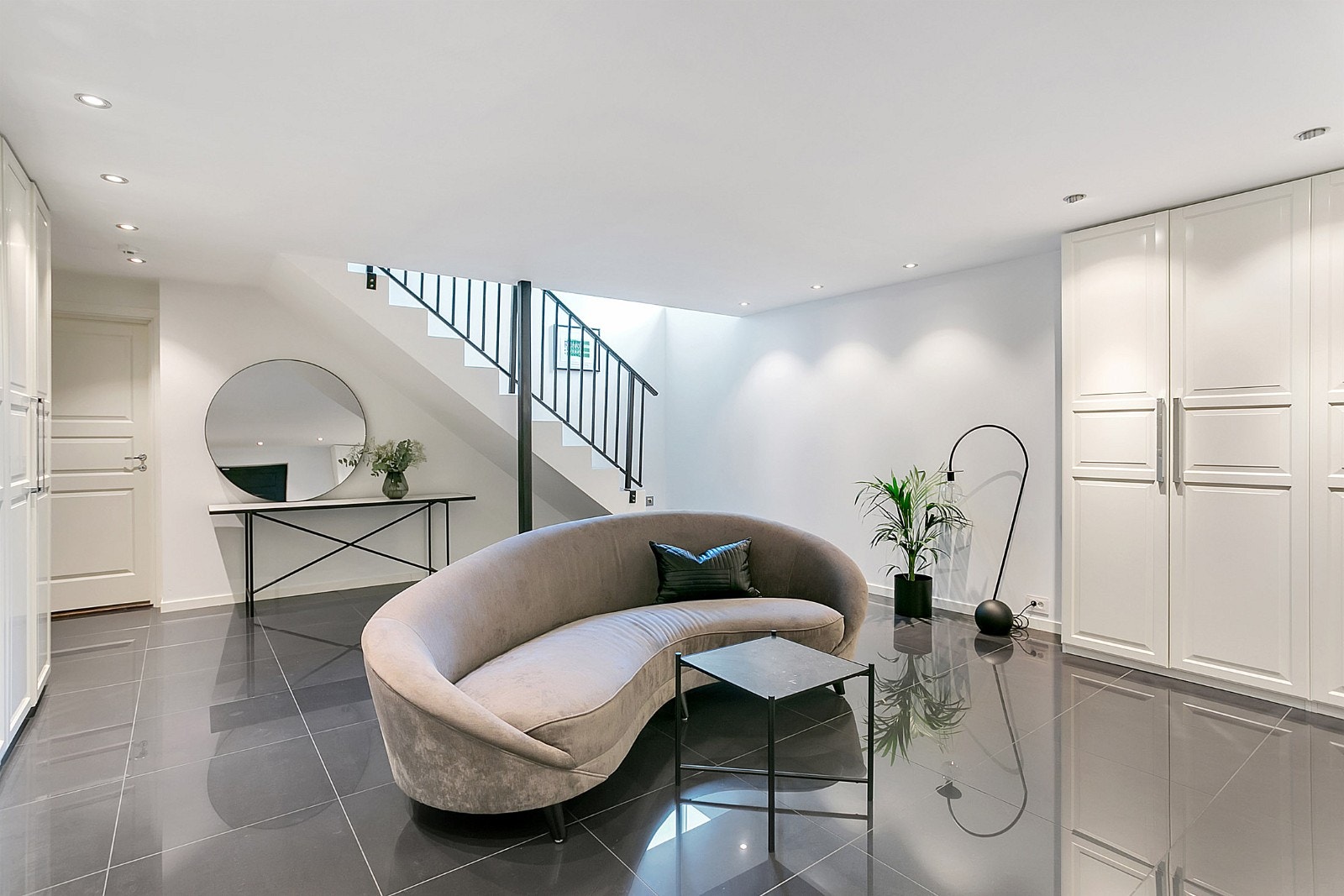 Hall/trapperom med mye skapplass og fliselagte gulv med varmekabler Galleribilde