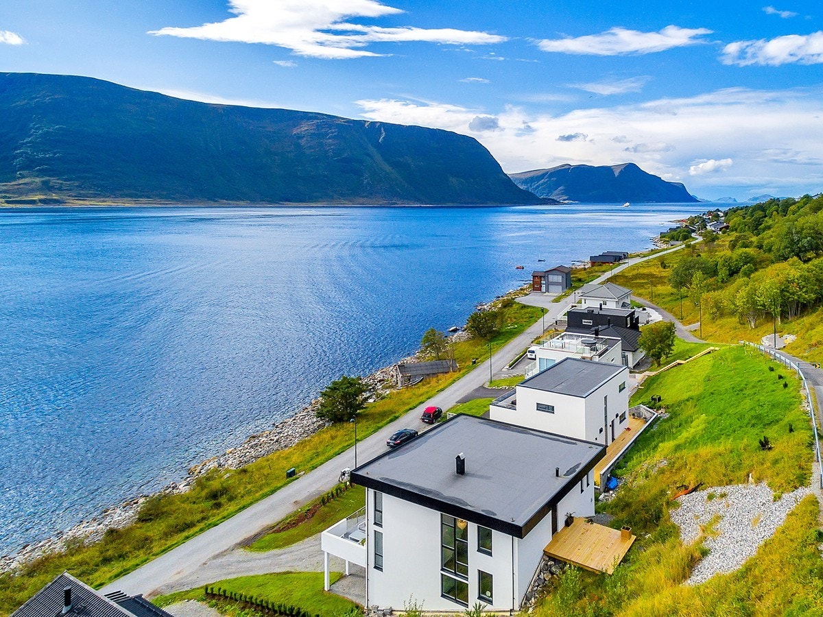 Flott utsikt mot fjord og fjell Galleribilde